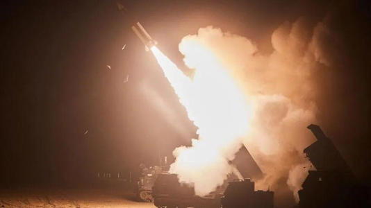 Mísseis ATACMS disparados durante exercícios militares EUA-Coreia do Sul