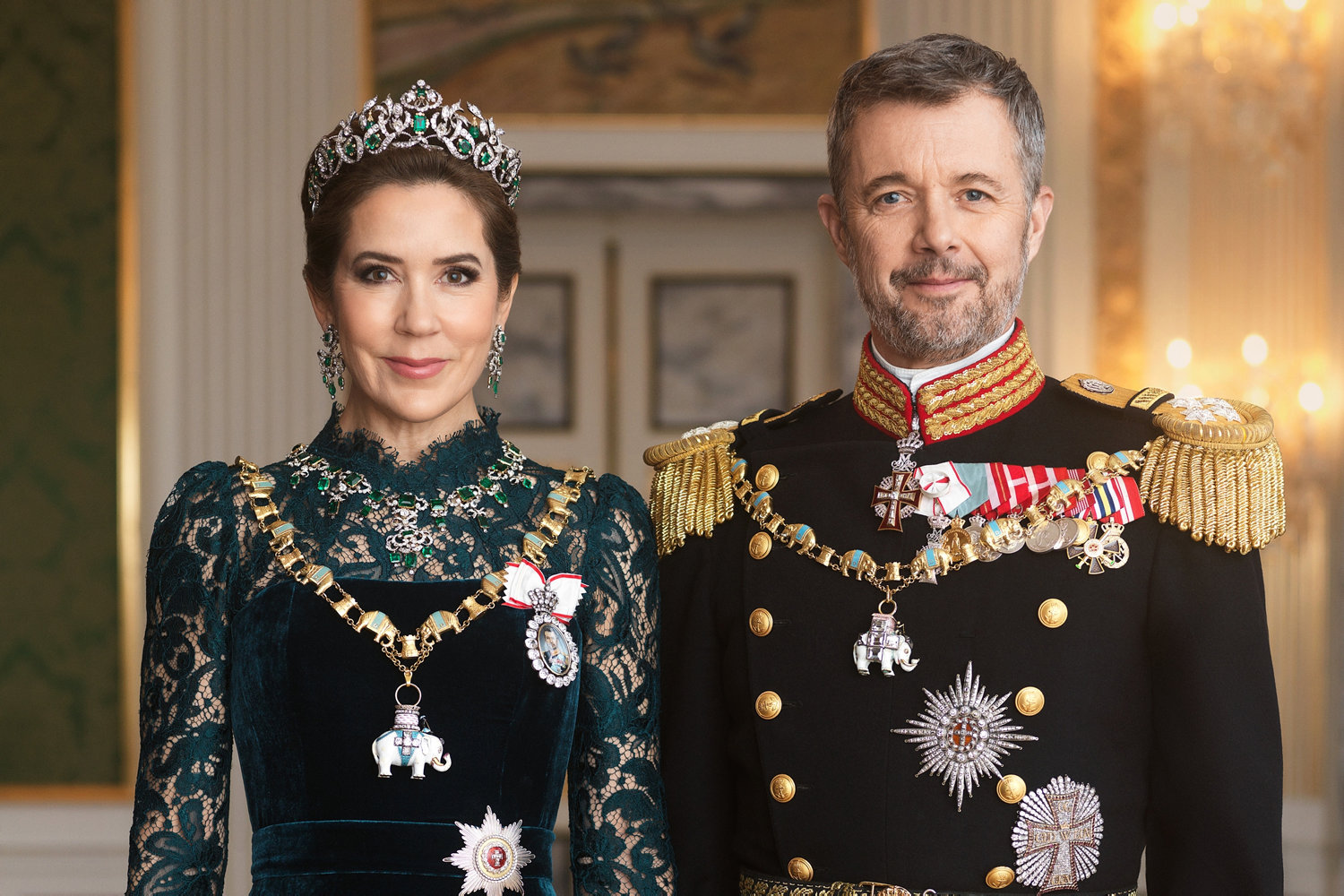 nye billeder af kongeparret skal ophænges på danske ambassader