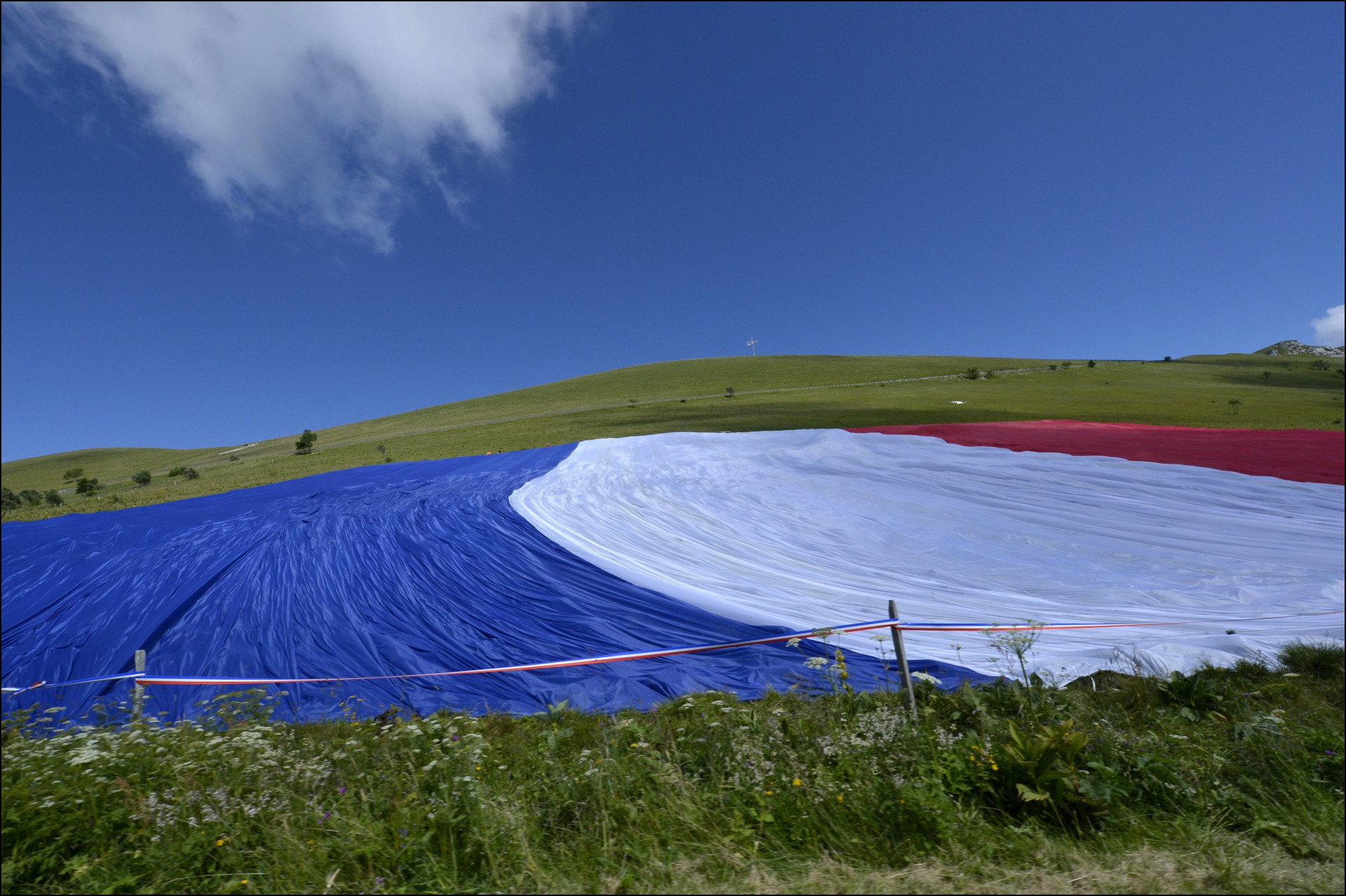 Lors de l'édition 2012 du Tour de France, le record du monde du plus grand drapeau tricolore a été établi sur le bord des routes de cette étape emblématique.<p>Tu pourrais aussi aimer: </p>