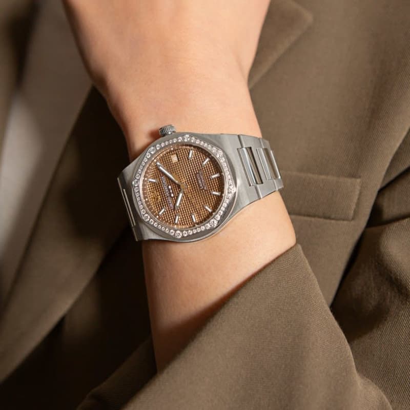 ベゼルに56個のダイヤモンドをあしらった「ロレアート」の最新腕時計を発表