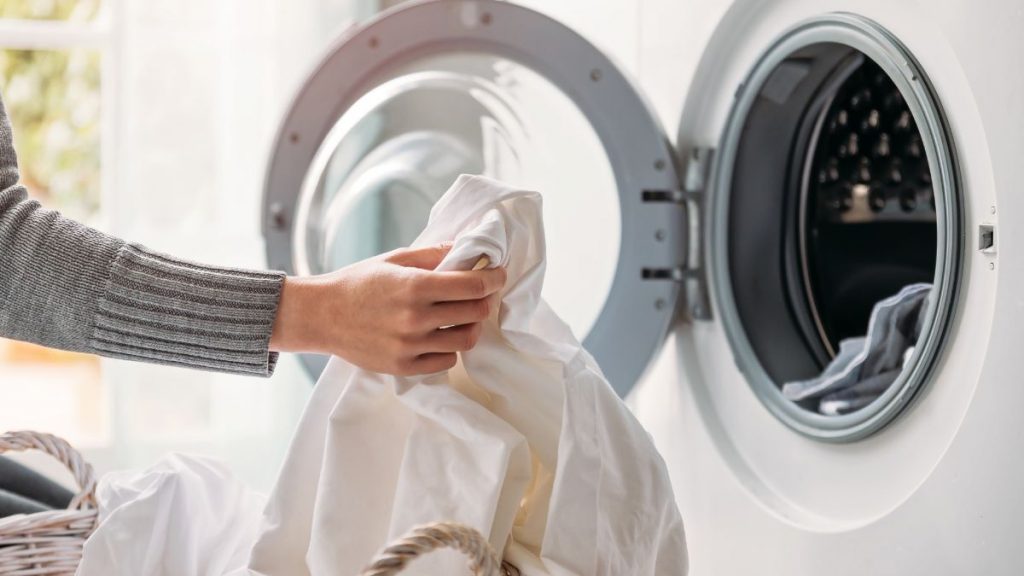 ¿al derecho o al revés? cinco consejos para lavar la ropa correctamente
