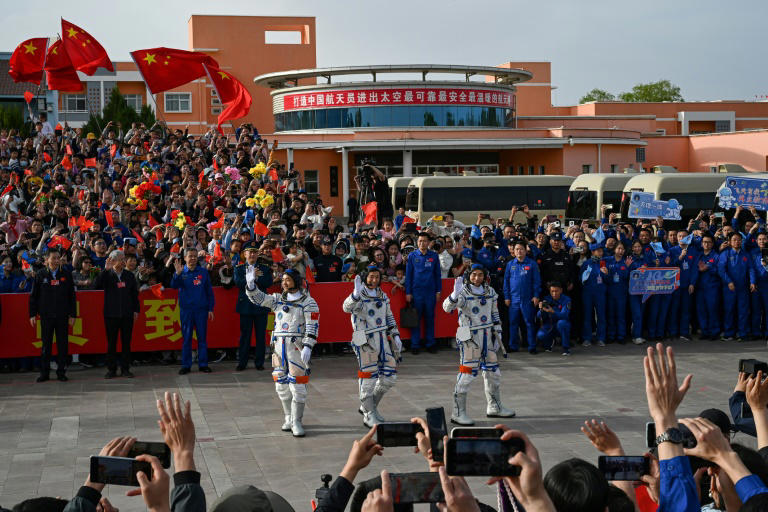 Les astronautes de la mission Shenzhou-18 (de G à D) Li Guangsu, Li Cong and Ye Guangfu, avant leur départ le 25 avril 2024 à Jiuquan (Chine)