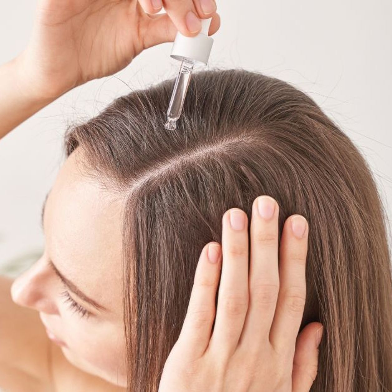 cheveux fins : ces 4 huiles à intégrer dans votre routine pour des cheveux plus épais