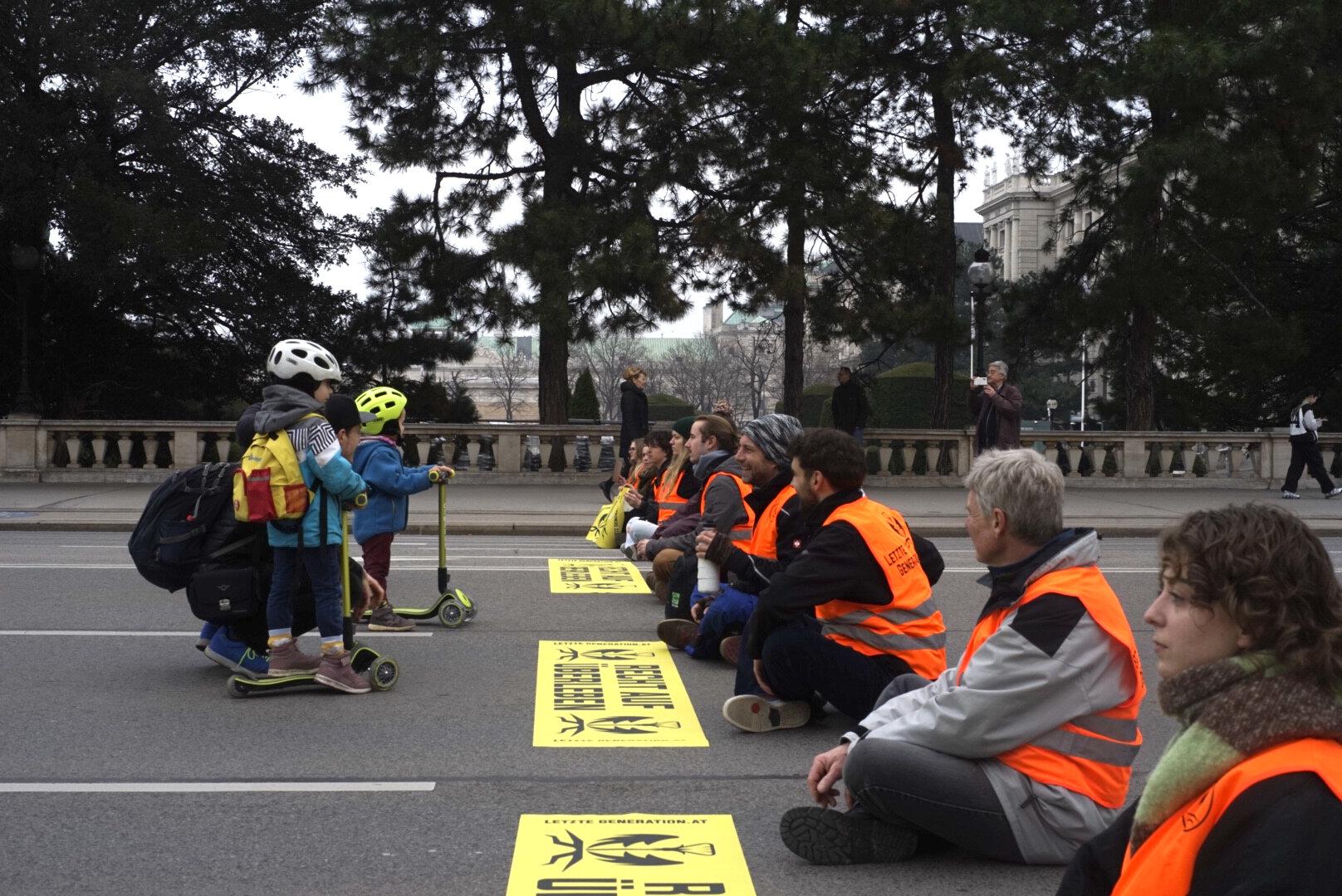 klimaaktivisten protestieren in wien wieder auf den straßen