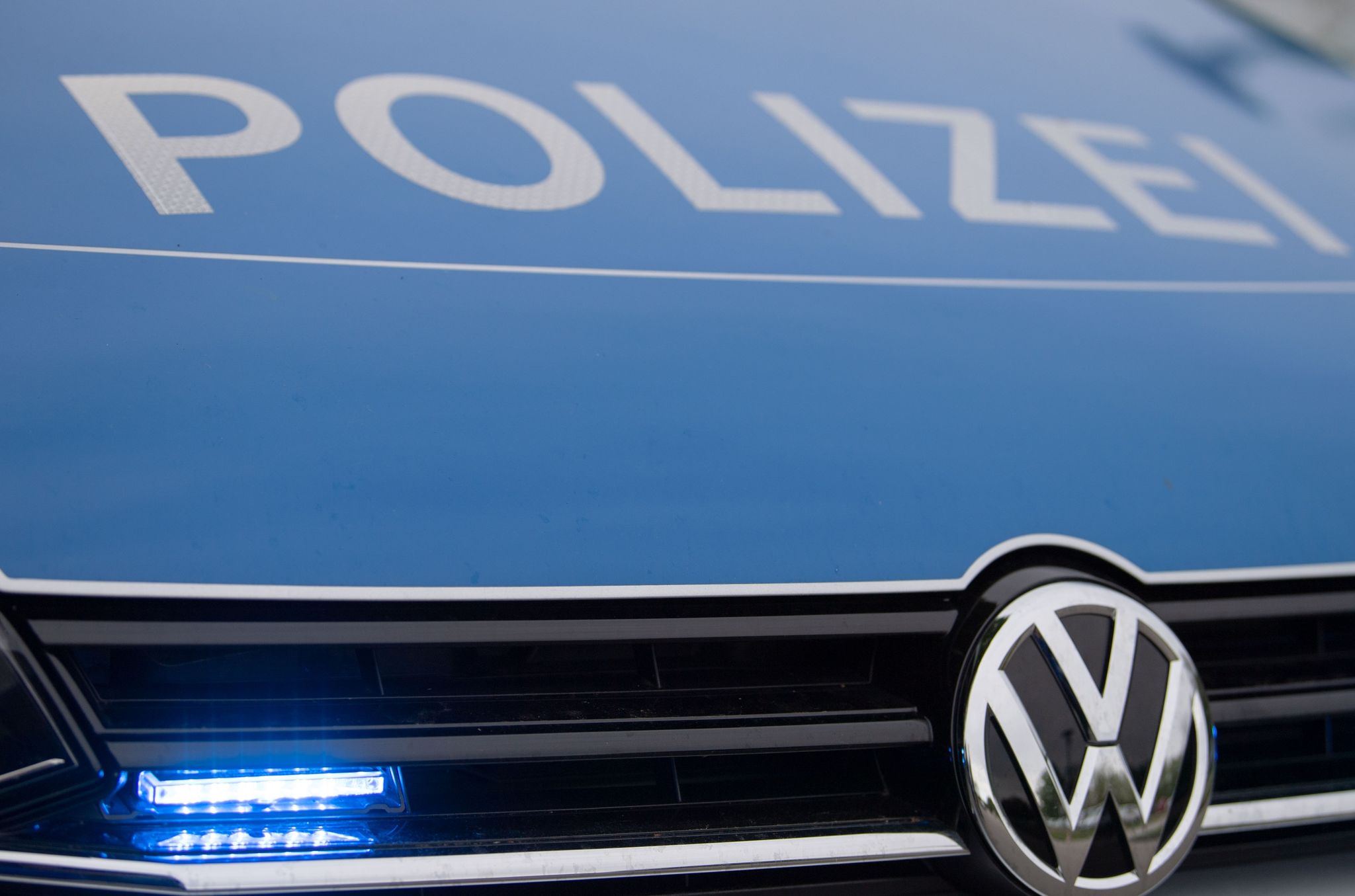 polizei zieht illegal getuntes auto aus dem verkehr