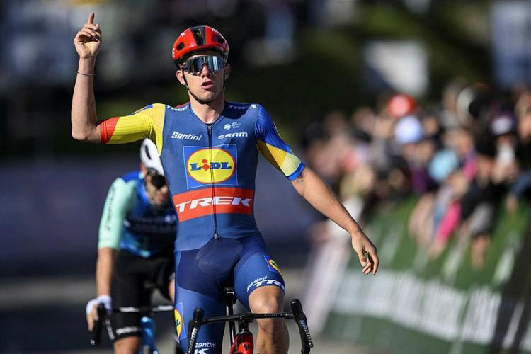 Thibau Nys a remporté la deuxième étape du Tour de Romandie 2024 et pris le maillot de leader.