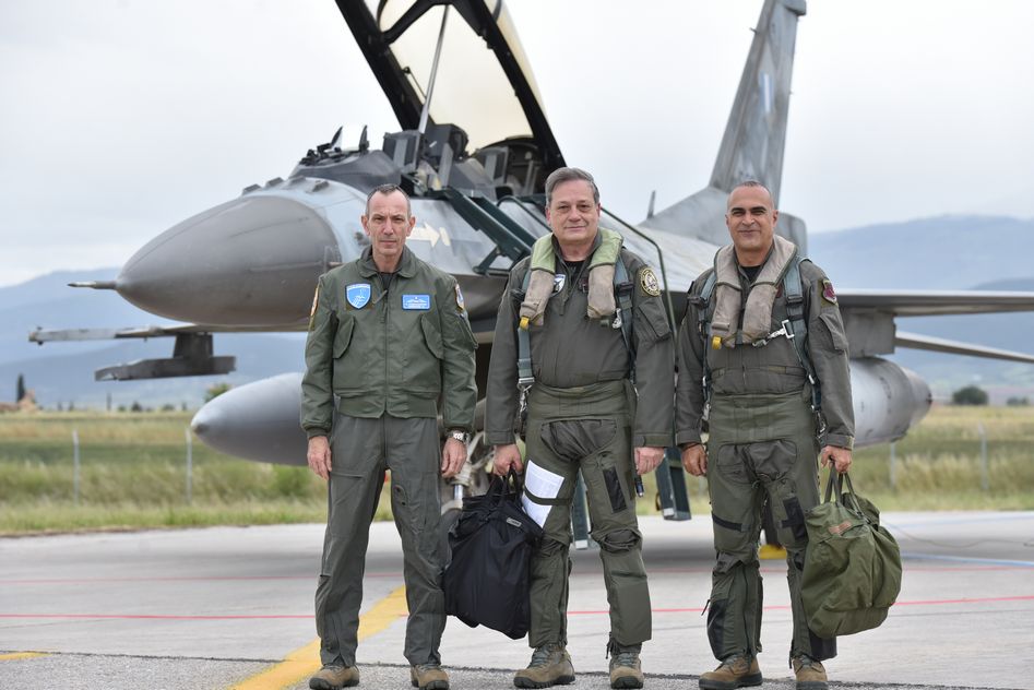 ο αρχηγός γεα πέταξε με f-16 και βράβευσε στελέχη της πολεμικής αεροπορίας – φωτο