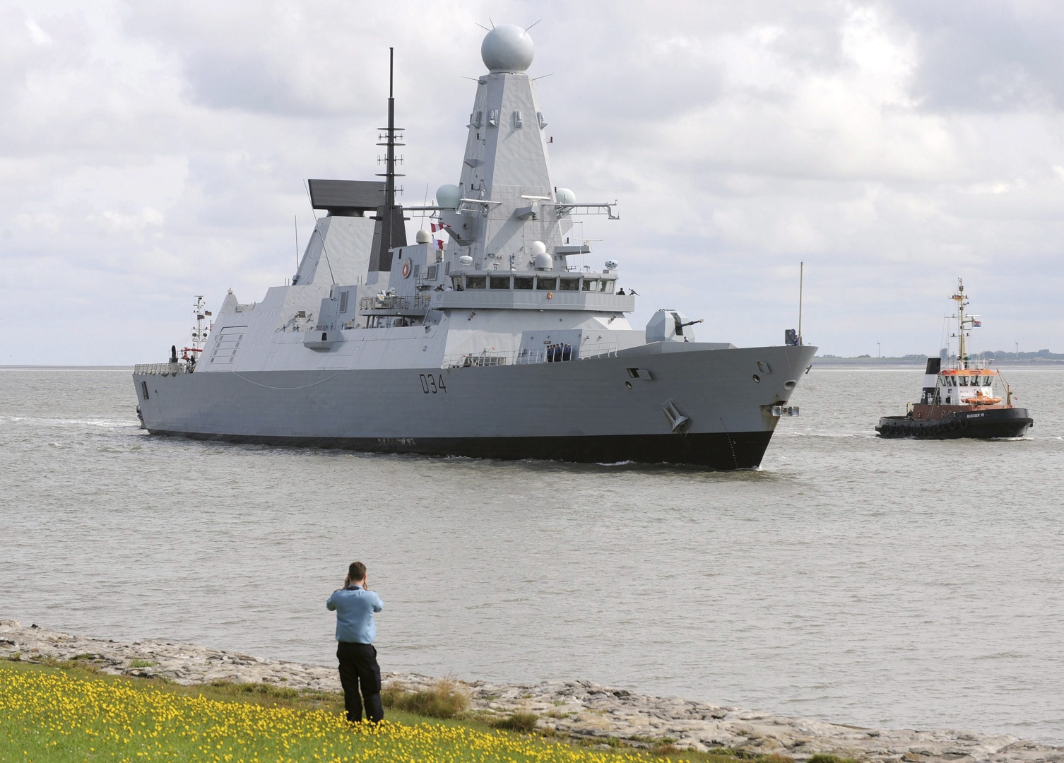 la marina británica derriba un misil de los hutíes a buques mercantes en el mar rojo