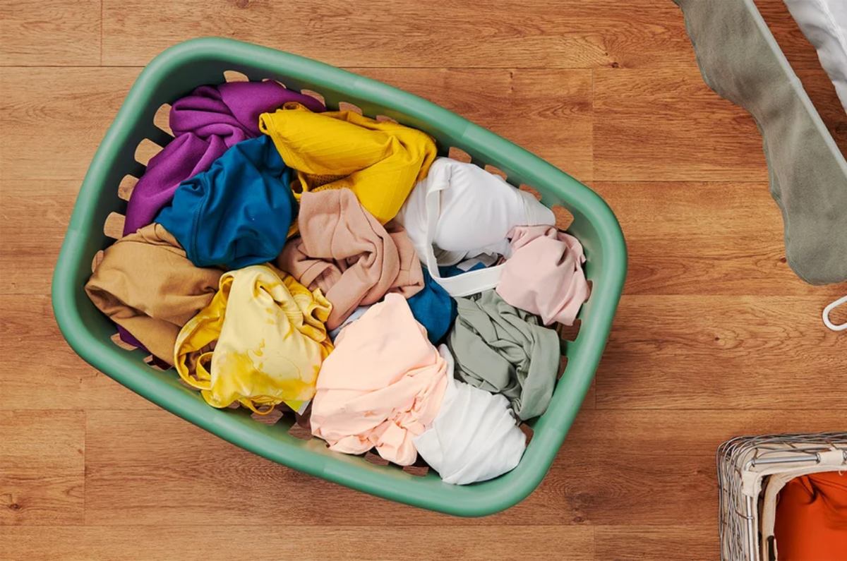 así puedes evitar que la ropa huela a sudor después de lavarla