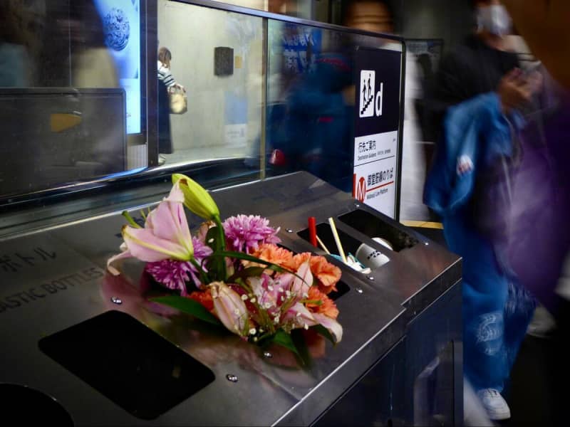 心斎橋駅で撮影された光景に思わず目を疑う ごみ箱の様子に「物語を感じる」