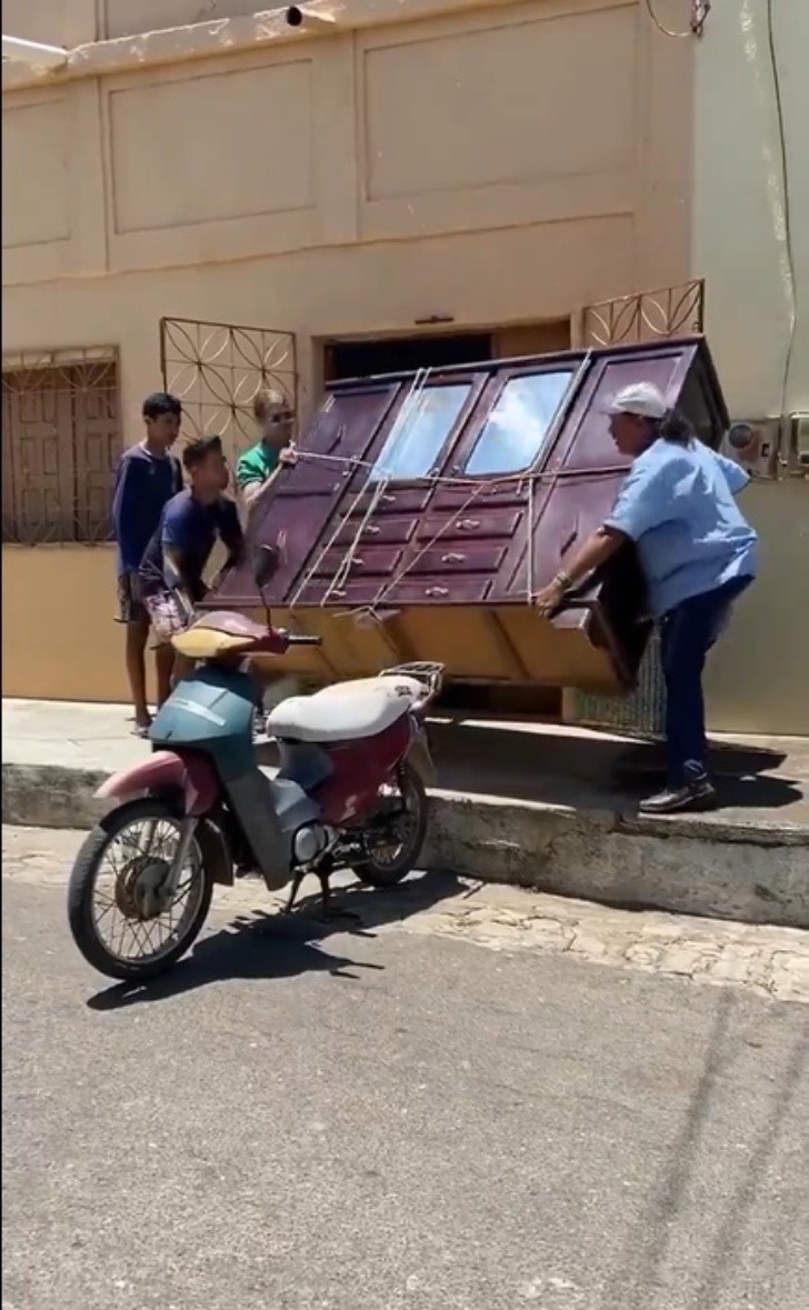 increíble habilidad de un hombre para llevar un enorme mueble en una moto sorprende a usuarios de redes sociales
