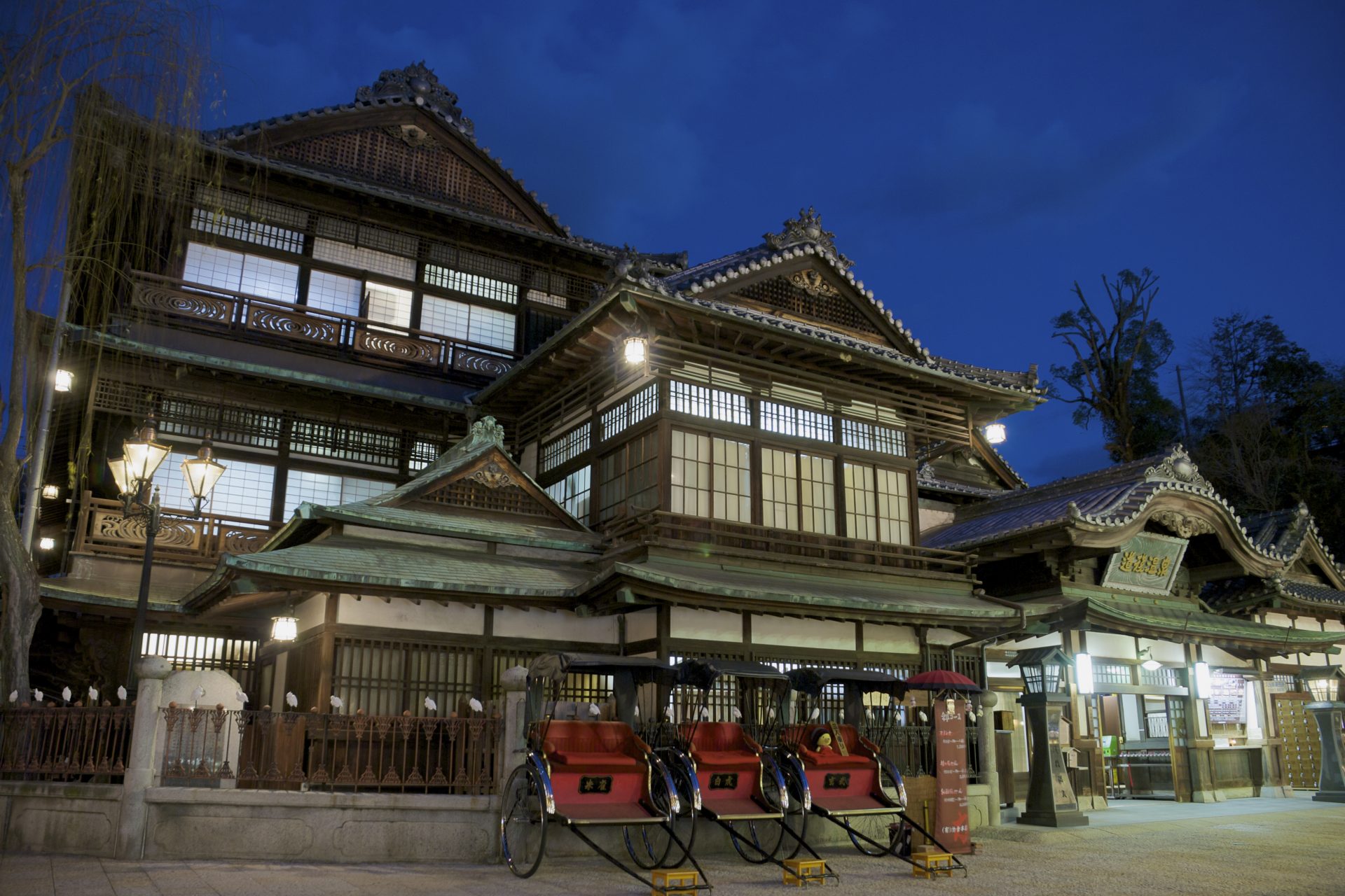 <p>Dogo Onsen in Matsuyama City boasts a history of over 3,000 years. It appears in the Nihon Shoki (Chronicles of Japan) and is considered one of Japan's three oldest hot springs. The water is a colorless and transparent alkaline simple spring that attracts the rich and famous as its guests.</p>