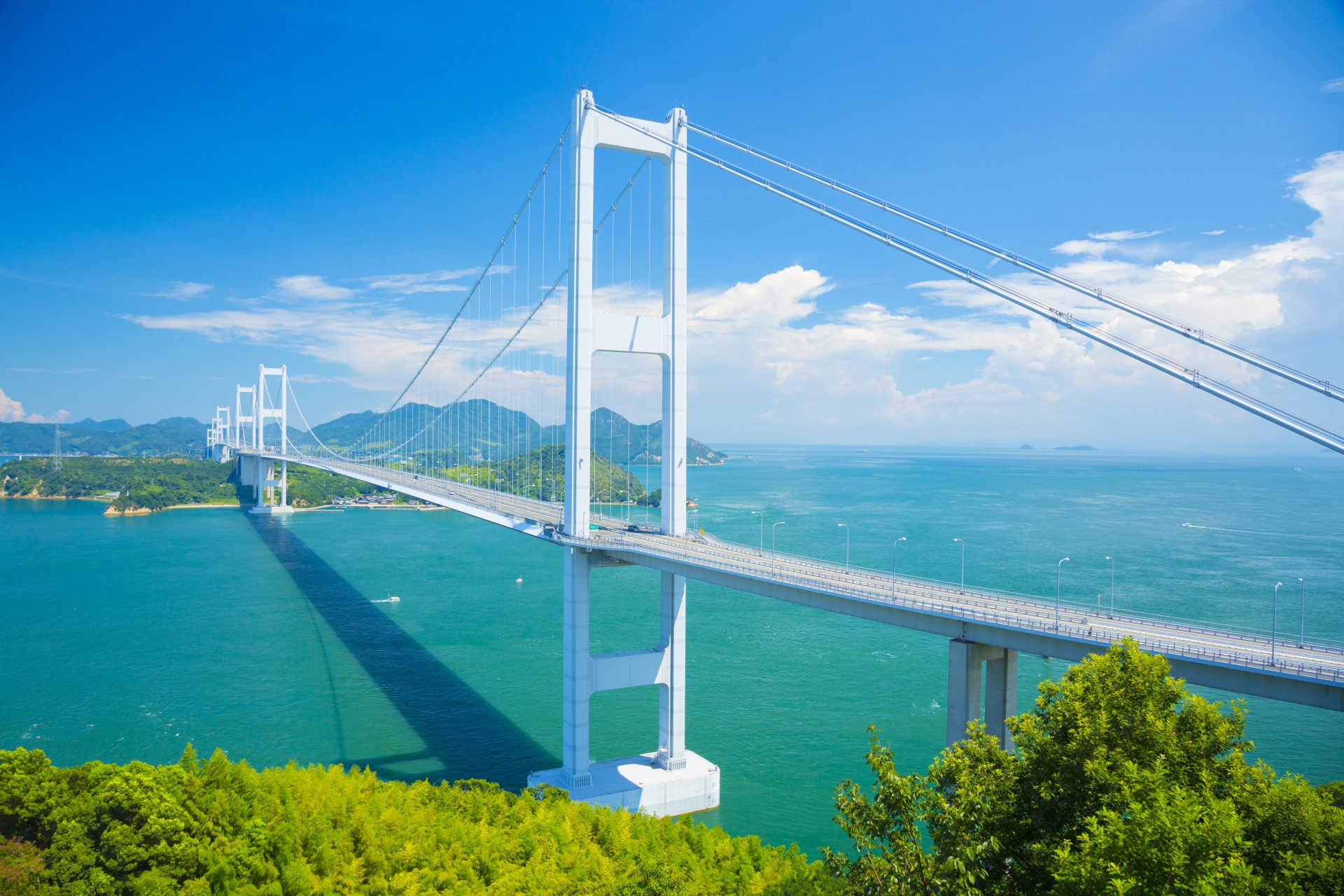 <p>This is the world's first triple-suspension bridge with a length of 4km (2.4 miles). In addition to the motorway, it also has a bicycle and pedestrian path where you can enjoy the beautiful scenery of the Seto Inland Sea from the top of the bridge. The best viewing point is the Itoyama Observation Deck.</p>
