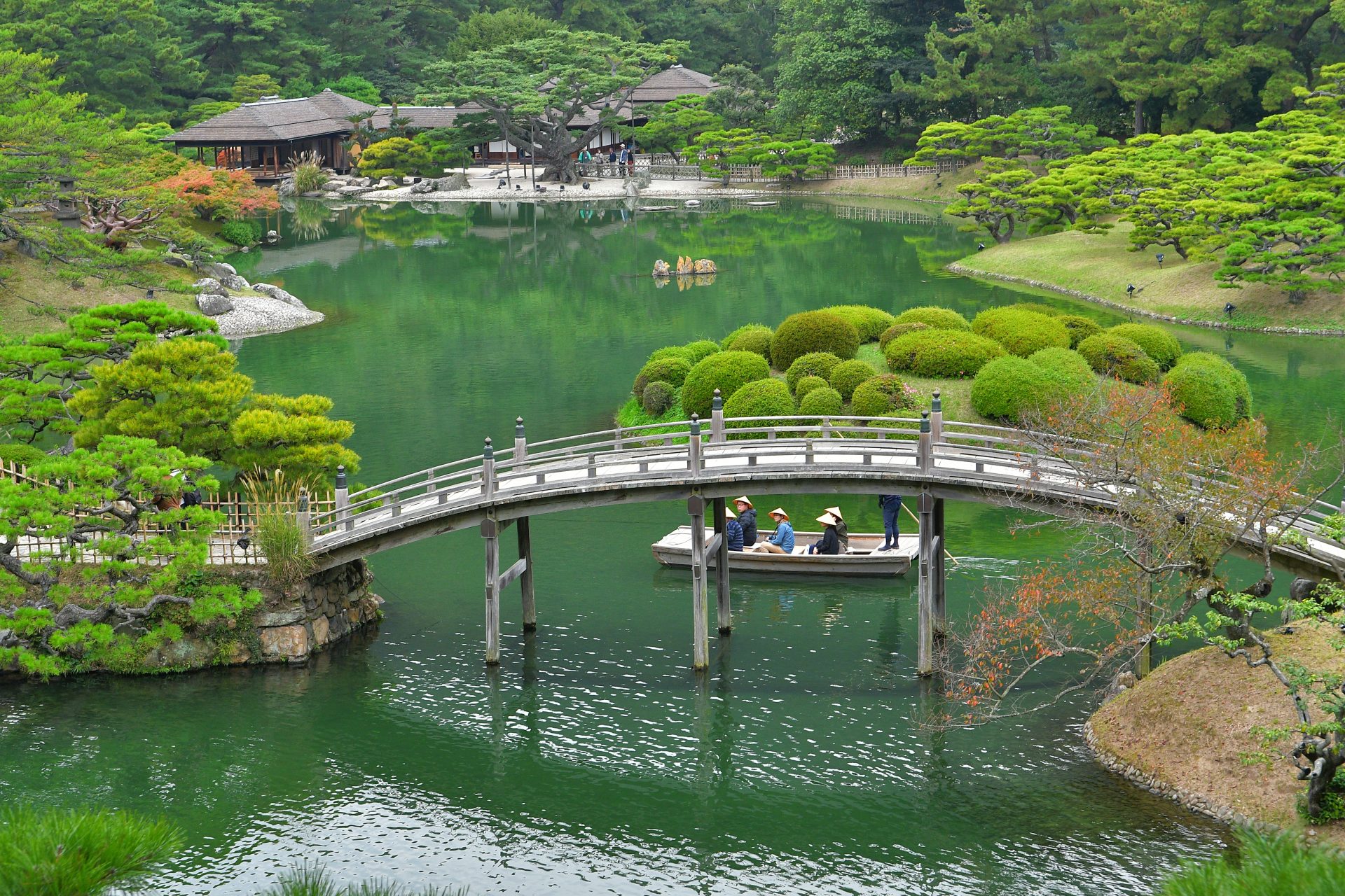 <p>This daimyo (feudal lord) garden was designed to be admired while strolling around. It's considered a special scenic spot in Japanese culture.</p>