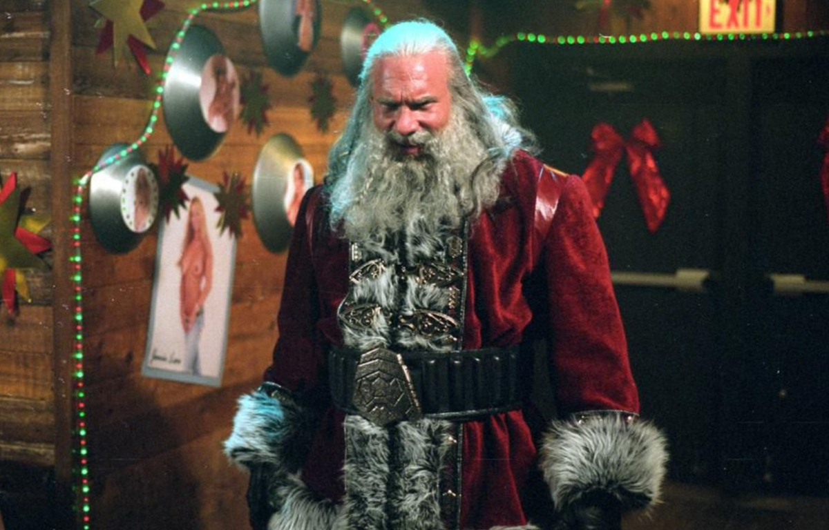 <p>"Santa's Slay" is a 2005 horror comedy that subverts the traditional figure of Santa Claus by portraying him as a sadistic villain who terrorizes a town, starring Bill Goldberg in the lead role.</p> <p>The absurd premise, combined with dark humor and over-the-top death scenes, makes this movie a cult gem for fans of absurd horror cinema. The exaggerated performances and ridiculous situations, such as Santa Claus using a sleigh pulled by reindeer as a vehicle of destruction, add to its comedic charm.</p> <p>Undoubtedly, it's a film that revels in breaking all rules and expectations, offering a visual feast of holiday horror that will make you laugh with its audacity and lack of seriousness.</p>