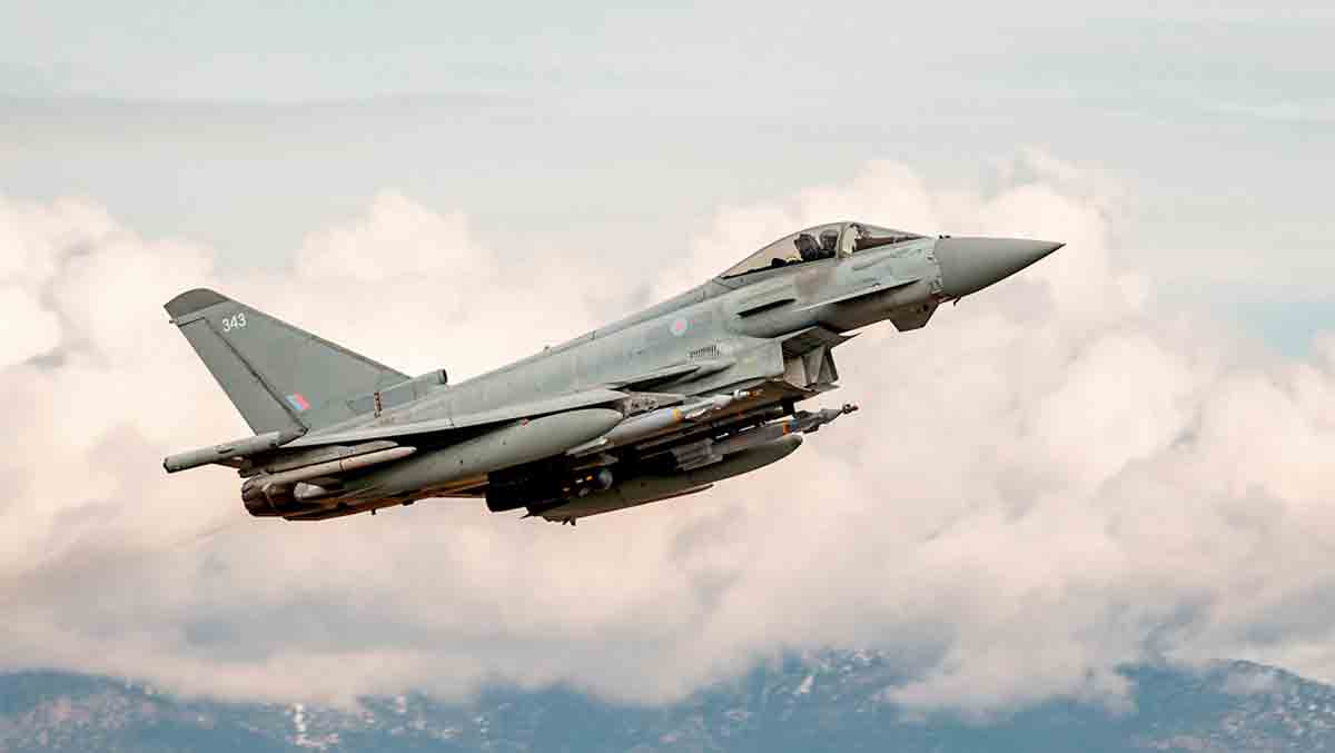 het verenigd koninkrijk zal een squadron typhoon-gevechtsvliegtuigen naar polen sturen