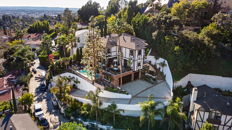 In the hillside enclave of Los Feliz, trophy homes reign supreme. Here ...