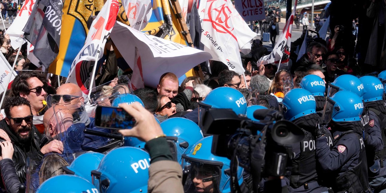χάος στη βενετία: συγκρούσεις αστυνομίας με κατοίκους που διαμαρτύρονται για την χρέωση €5 στους τουρίστες [βίντεο]