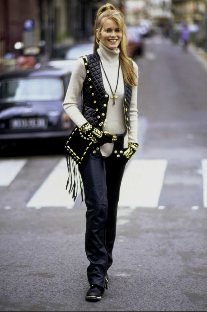 <p>La mannequin est vêtue d'un gilet en cuir matelassé noir, d'une ceinture noire et des gants, le tout avec des clous dorés, ainsi qu'un pull en cachemire à col roulé crème, complété par un collier en croix. Une tenue qu'elle portait lors d'un shooting de mode en 1992, pour le magazine Vogue.</p><p><a href="https://www.msn.com/fr-fr/community/channel/vid-7xx8mnucu55yw63we9va2gwr7uihbxwc68fxqp25x6tg4ftibpra?cvid=94631541bc0f4f89bfd59158d696ad7e">Suivez-nous et accédez tous les jours à du contenu exclusif</a></p>