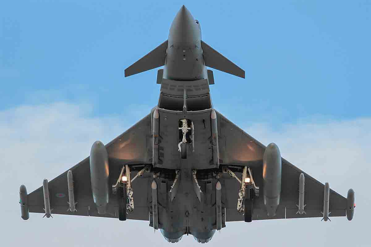 det forenede kongerige sender en eskadron af typhoon-kampfly til polen