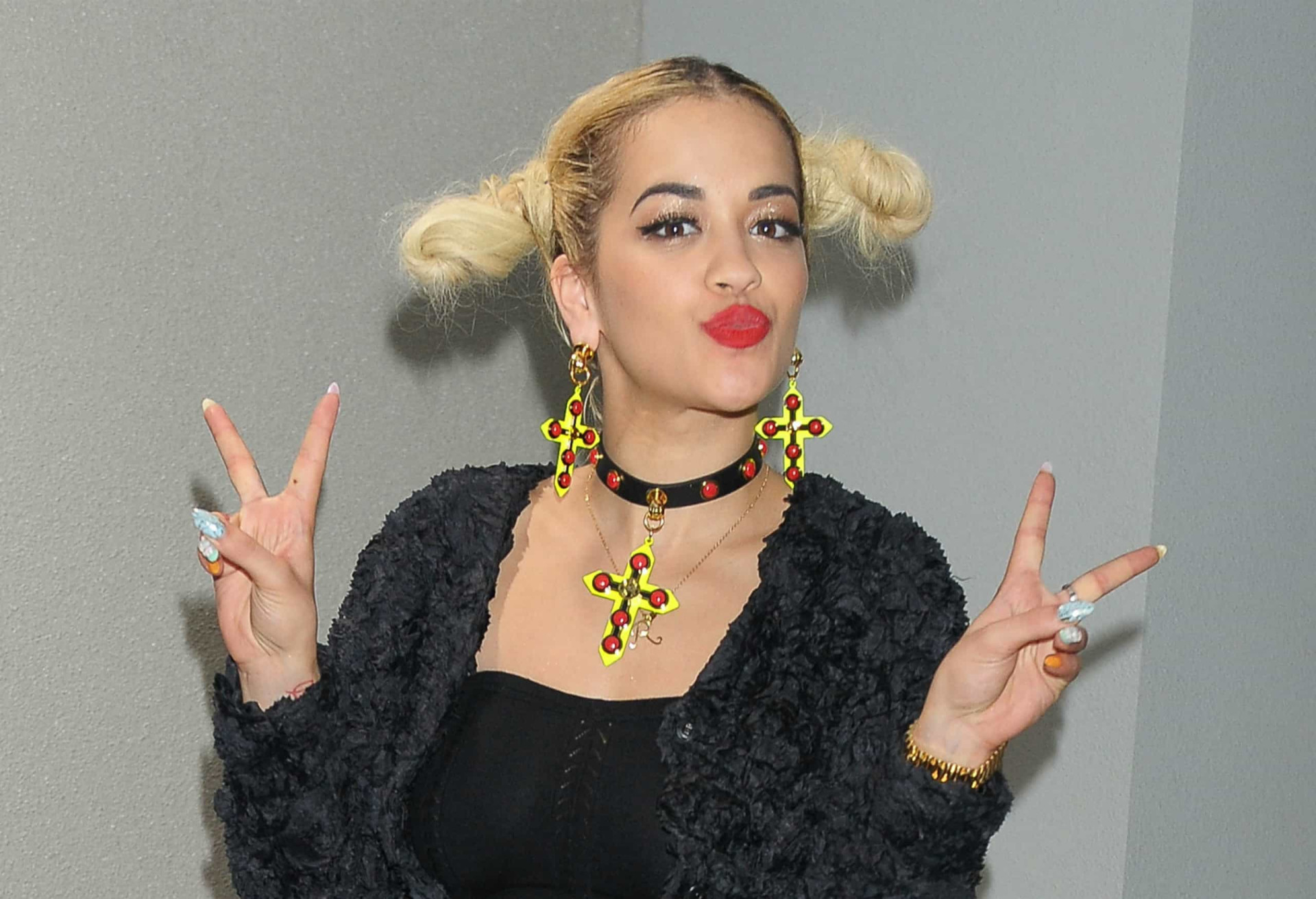 <p>La chanteuse anglaise Rita Ora est photographiée ici avec des boucles d'oreilles et un collier en forme de croix colorées, lors de sa visite à Tokyo en 2013.</p><p>Tu pourrais aussi aimer:<a href="https://www.starsinsider.com/n/349756?utm_source=msn.com&utm_medium=display&utm_campaign=referral_description&utm_content=452357v2"> Ces artistes ont empêché Trump d'utiliser leurs titres </a></p>