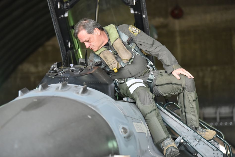 ο αρχηγός γεα πέταξε με f-16 και βράβευσε στελέχη της πολεμικής αεροπορίας – φωτο