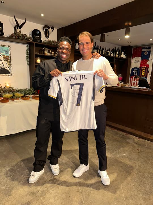 Vini Jr Posta Foto Com Lenda Do Tênis E Presenteia Com Camisa Do Real ...