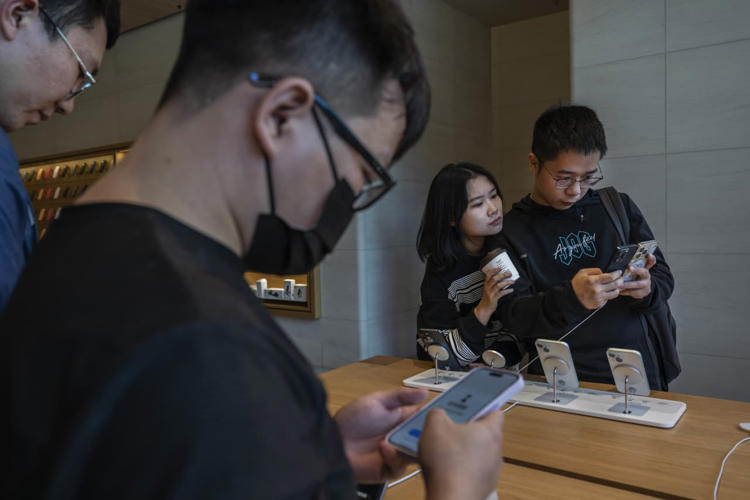 Apple Drops to Fourth Place Smartphone Seller in China