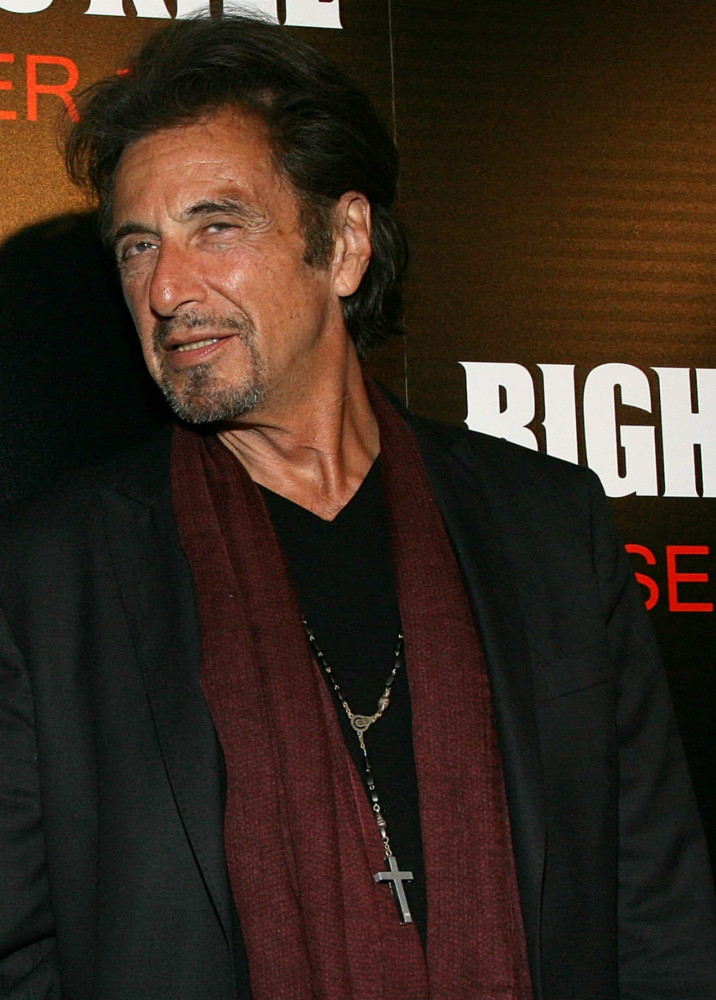 <p>Habillé sobrement, on voit ici Al Pacino avec un chapelet autour du cou, et une croix au bout, lors de l'avant première new-yorkaise de "La Loi et l'Ordre" au théâtre Ziegfeld, en 2008.</p><p>Tu pourrais aussi aimer:<a href="https://www.starsinsider.com/n/465375?utm_source=msn.com&utm_medium=display&utm_campaign=referral_description&utm_content=452357v2"> Elles maîtrisent le total look noir</a></p>