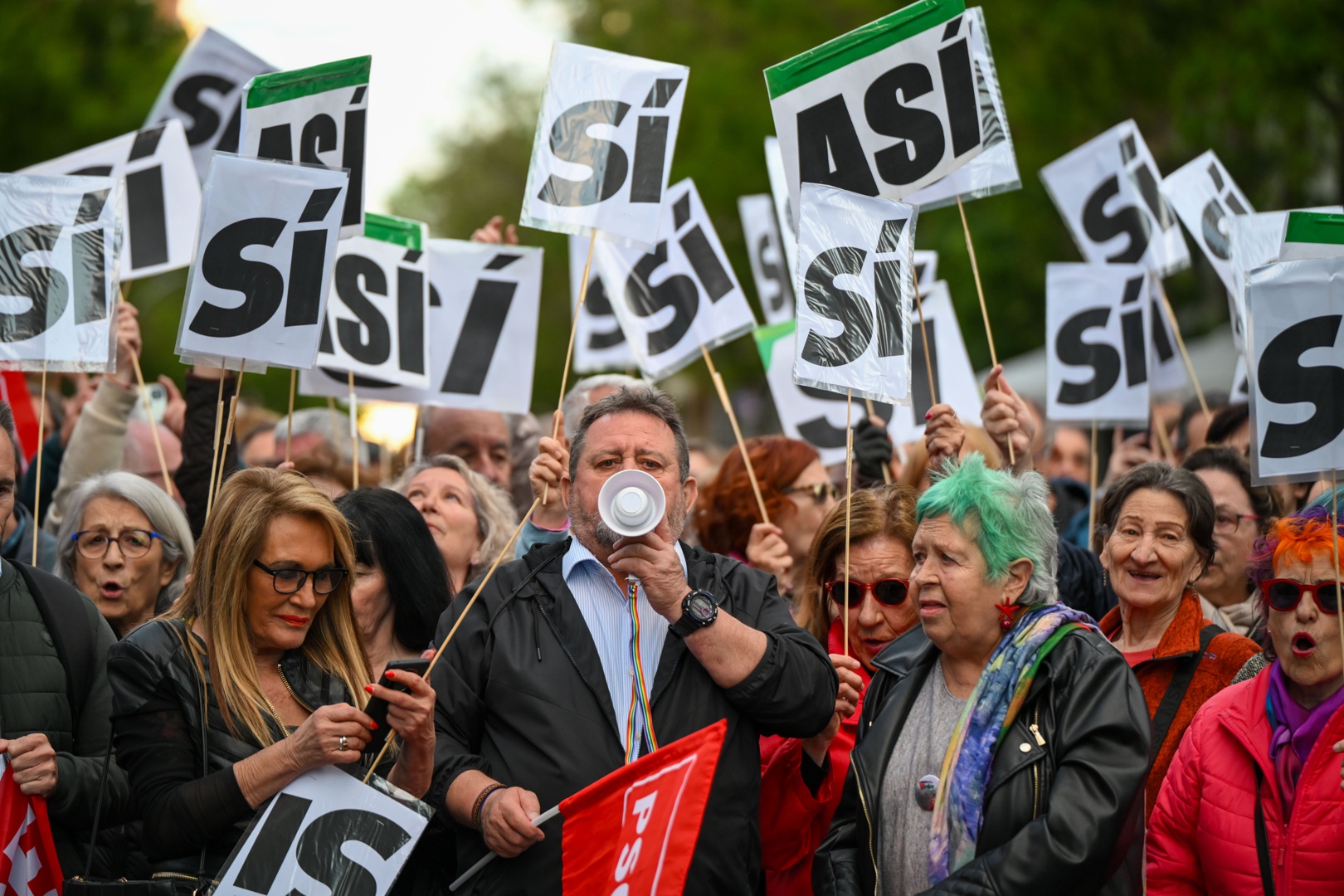 concentraciones en apoyo y en contra de sánchez frente a sede partido socialista en madrid