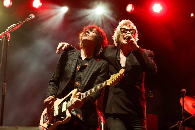 after weeks of controversy, blondie and alice cooper finally play to sydney crowd