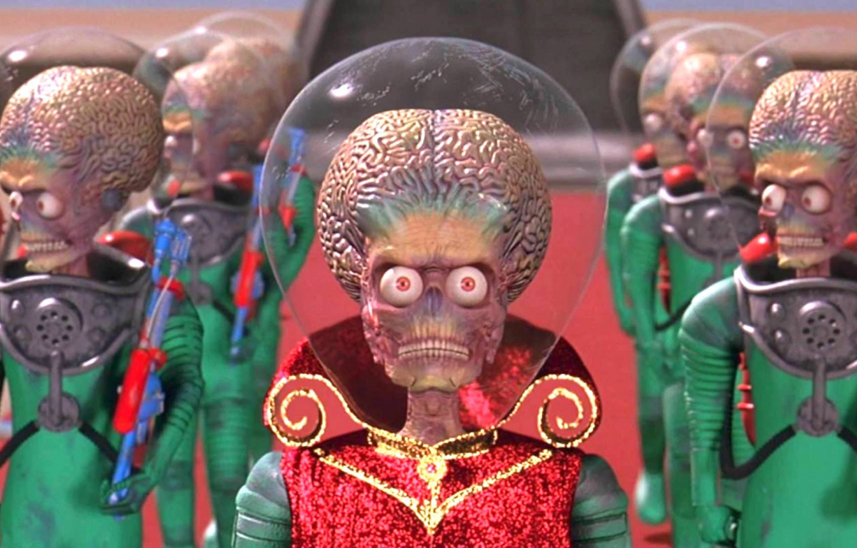 <p>Although "Mars Attacks!" is not strictly a horror film, it presents itself as a science fiction comedy with alien invasion elements. The title directed by Tim Burton does not take itself seriously and deliberately embraces ridicule and absurdity.</p> <p>The movie uses special effects and animation that, while not technically impressive, fit the campy and kitschy style that seeks to evoke nostalgia for science fiction films from the 1950s. Despite featuring a notable cast, its critical reception was mixed due to its peculiar approach and ironic tone.</p>