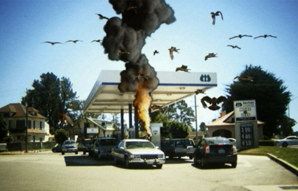 <p>"Birdemic: Shock and Terror" is considered a gem of bad cinema. The movie follows the story of a group of people who must fight for their lives when a horde of killer birds begins to attack without apparent reason.</p> <p>What makes the 2010 film so comically bad are its shoddy special effects: the birds, animated in a rudimentary manner, fly and attack with clumsy and unrealistic movements.</p> <p>The shrill sounds of the birds and the low-quality CGI explosions add an additional layer of hilarity. Furthermore, the performances are stiff and unnatural, contributing to the feeling that the movie is more of an unintentional parody than a genuine horror film.</p>