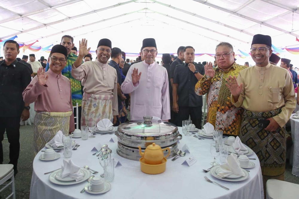 pm anwar attends higher education ministry's aidilfitri open house in putrajaya