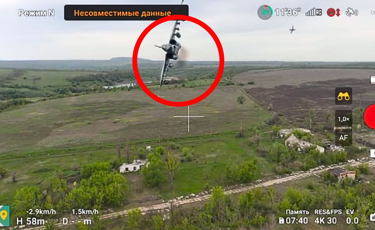 opublikowali nagranie. rosyjski su-25 leciał prosto na drona