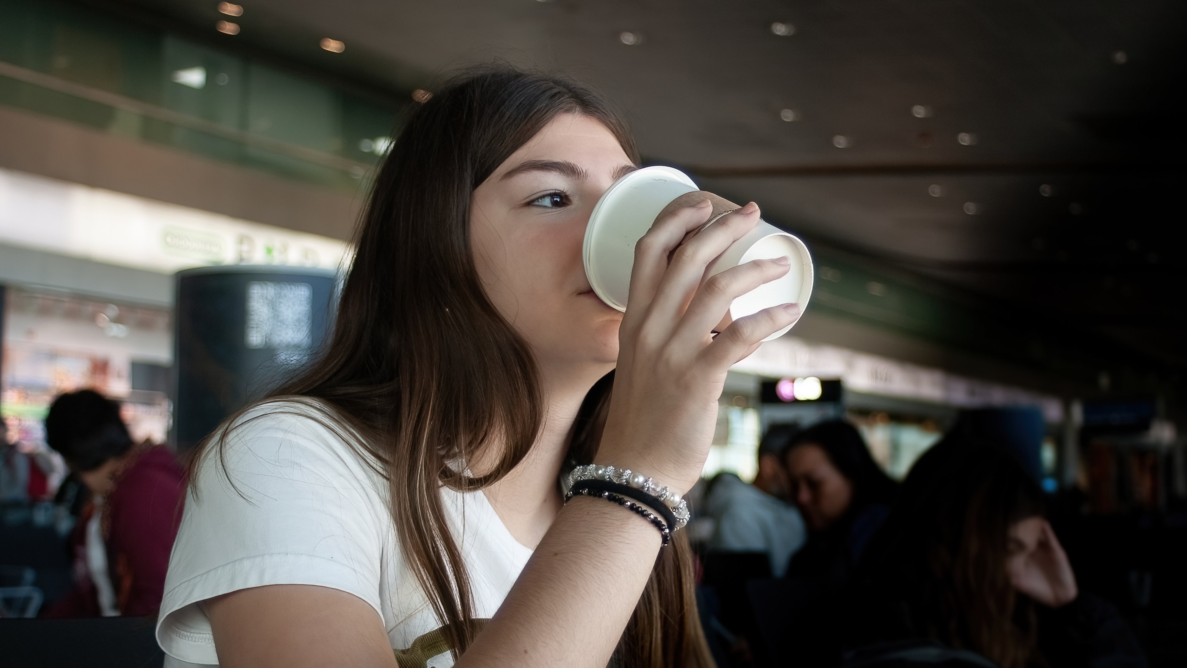 kobieta prawie umarła po wypiciu filiżanki kawy z automatu na hiszpańskim lotnisku