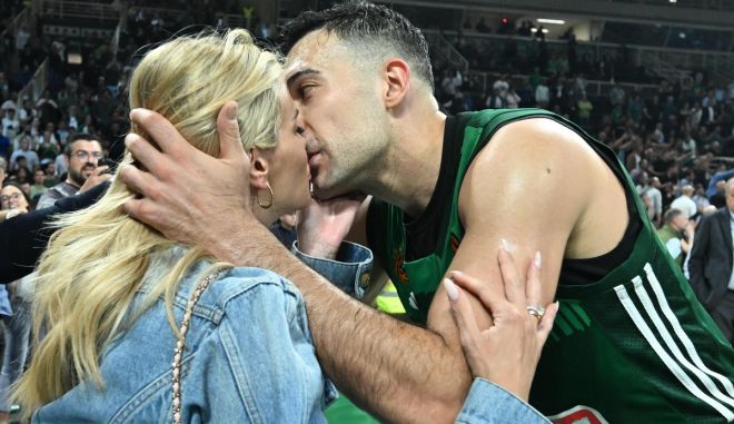 παναθηναϊκός aktor: τα φιλιά του σλούκα με την σύζυγό του μετά τη νίκη επί της μακάμπι