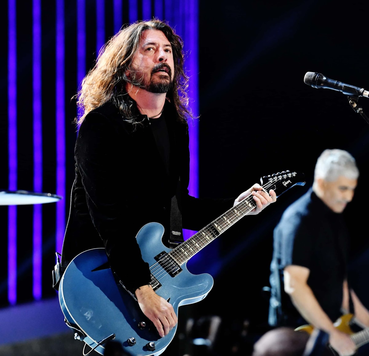 <p>Dave Grohl accidentally fell off the stage at a Foo Fighters concert in Sweden in 2015. Instantly recognizing there was a problem, Dave was able to inform the crowd that he had suffered a leg fracture. He discovered that his ankle was dislocated, and he went back to the stage after having it realigned. Seated with his leg raised and his ankle restrained by a paramedic, Dave completed the rest of the performance.</p>