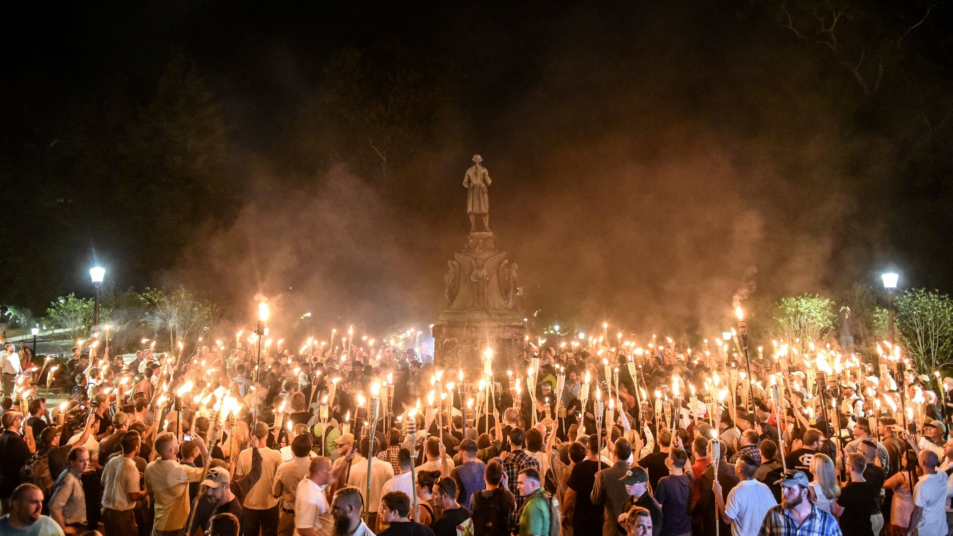 »mehr hass« – trump vergleicht proteste an unis mit neonazi-märschen