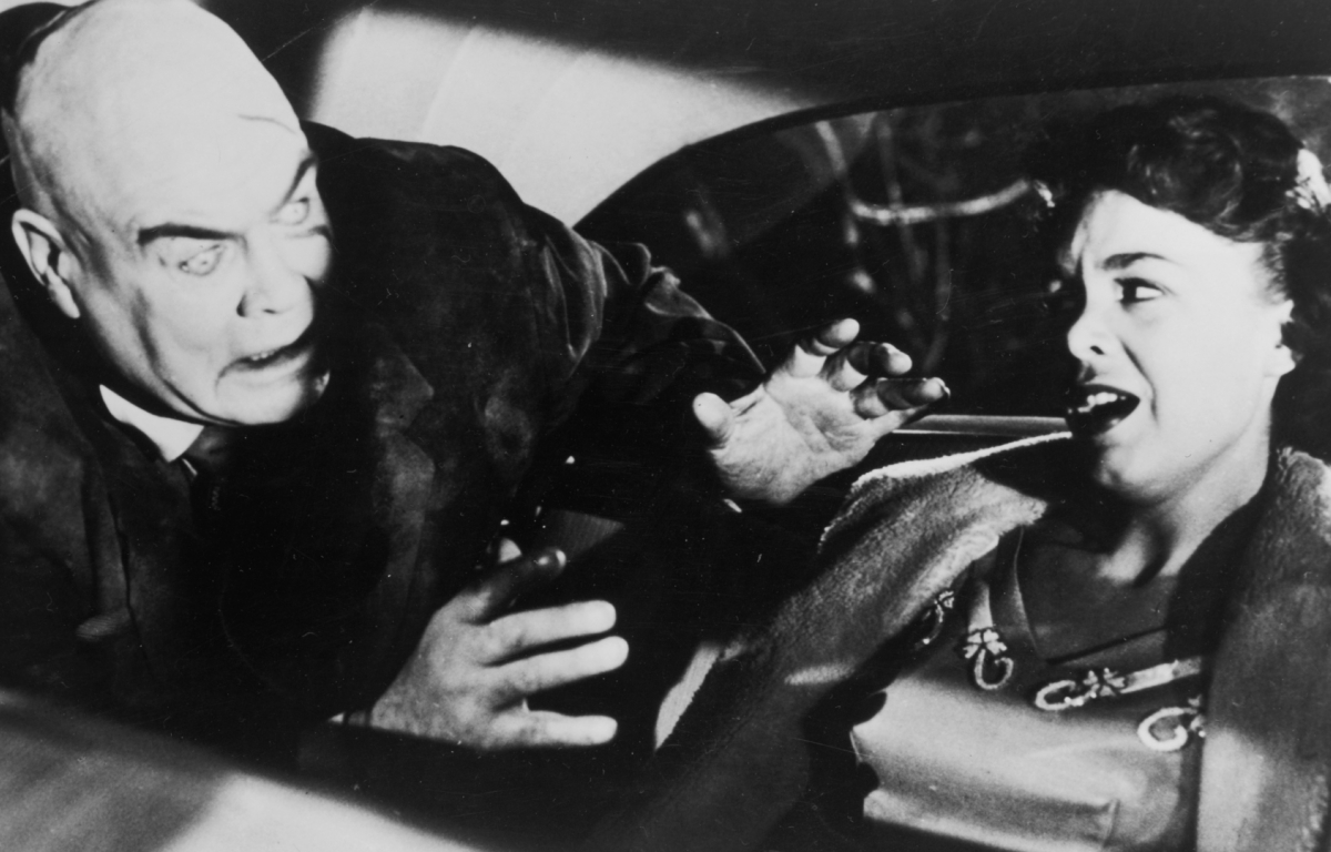 <p>"Plan 9 from Outer Space" is an iconic film for being considered one of the worst of all time. Directed by Ed Wood, this science fiction and horror production presents an implausible plot about aliens attempting to resurrect the Earth's dead to stop a nuclear holocaust.</p> <p>The movie is plagued by numerous technical errors and limitations, from visible strings holding up the flying saucers to obvious shifts between day and night scenes. The performances are exaggerated and unconvincing, with ridiculous dialogues that defy any logic.</p> <p>The horror title has gained a cult status precisely because of how terribly amusing it is, being a classic example of how not to make a movie.</p>