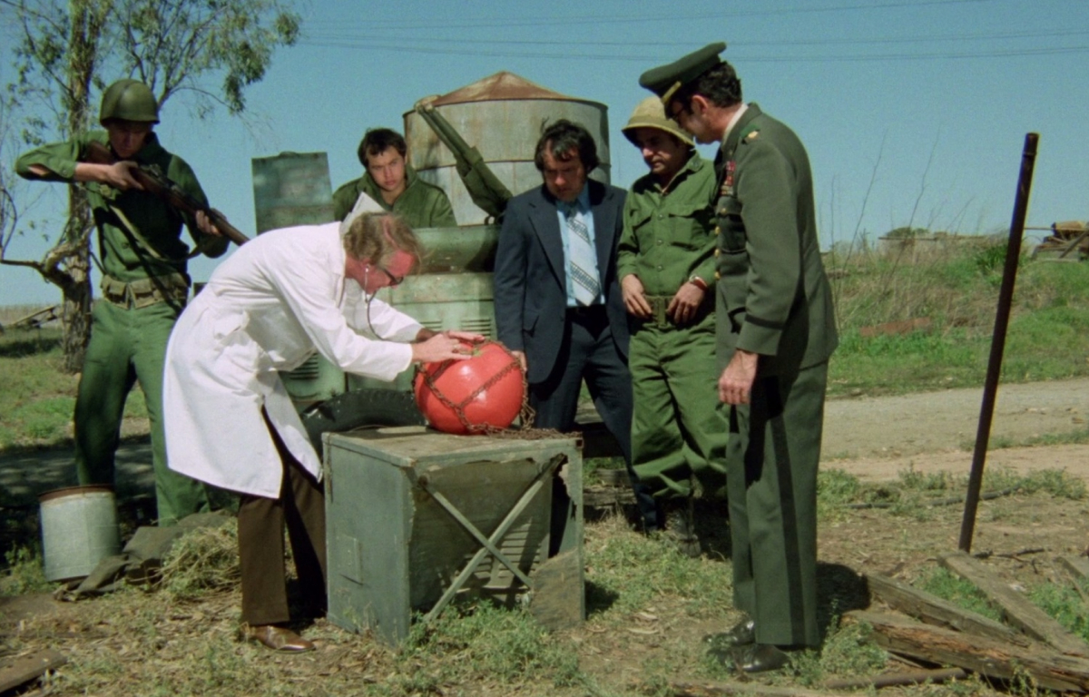 <p>When we thought we had seen it all, in 1978 comes "Attack of the Killer Tomatoes", a cult film that mocks the horror genre with its ridiculous premise of killer tomatoes attacking humanity.</p> <p>Filled with absurd humor, it features comically exaggerated scenes of people fleeing from rolling tomatoes and jumping over them. What makes it hilariously bad are its rudimentary special effects and exaggerated performances, along with a deliberately ridiculous script.</p> <p>Although clearly intended as a parody, the film has captured the attention of movie fans for its audacity and its ability to make viewers laugh at the expense of the horror genre.</p>