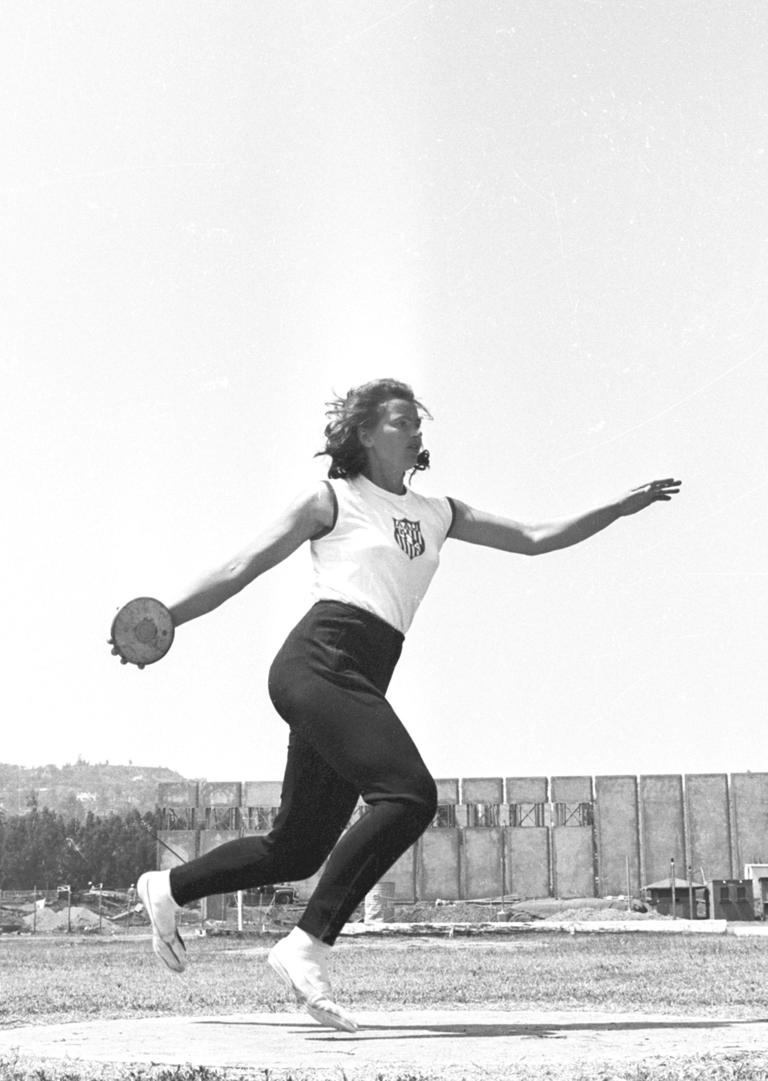 Olga Fikotová Connolly, discus champion in Olympic romance, dies at 91