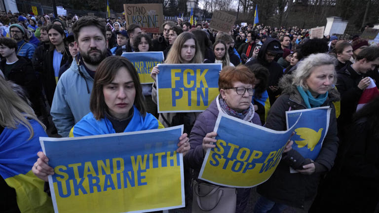 Des Ukrainiens et des Polonais rassemblés à Varsovie pour protester contre la guerre en Ukraine lors du deuxième anniversaire de l'invasion russe le 24 février 2024.