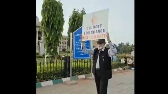 viral video: elderly man holds placard in heart of bengaluru with a message on voting