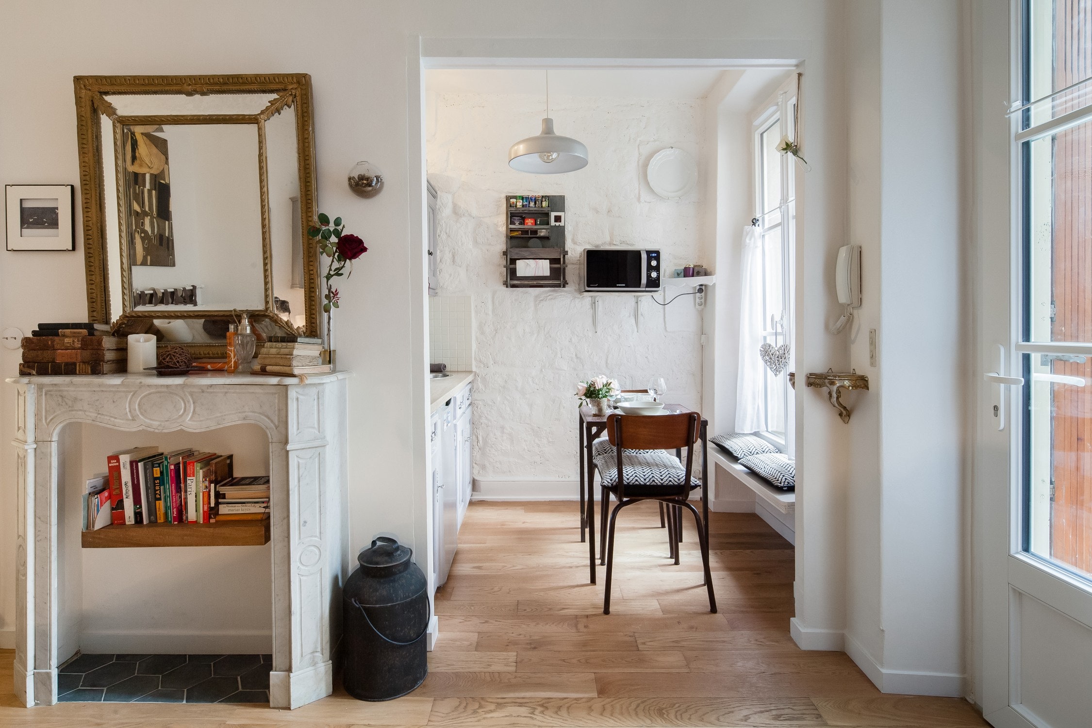 <p>Trouver un logement pour moins de 100 euros la nuit est presque impossible à Paris, mais cet appartement à la limite du 18e arrondissement, près du Sacré-Coeur, s'en rapproche beaucoup. Oui, c'est un studio à l'espace restreint, mais il s'adapte à tous vos besoins : vous avez un lit double, un coin bureau, un placard où suspendre vos vêtements, une salle à manger et une kitchenette (avec mini-frigo, plaques à induction et une machine Nespresso). Vous aurez également accès au jardin commun de l'immeuble, avec jardinières et vignes et une petite table pour vous asseoir tout en savourant votre café du matin. En tant qu'Airbnb Plus, l'appartement a passé avec succès son inspection et dispose d'un Wi-Fi puissant, d'un check-in facile et de produits d'hygiène comme du shampoing à portée de main pour vous permettre de gagner de la place dans vos bagages cabines !</p> <div class="callout"><p><a href="https://airbnb.pvxt.net/LXqe90" title="Réservez ici">Réservez ici</a></p> </div><p>Inscrivez-vous à l’une de nos newsletters pour recevoir toute l’actualité mode, culture et les recommandations shopping de GQ directement dans votre boite mail.</p><a href="https://newsletter.gqmagazine.fr/?sourceCode=msnsend">S’inscrire ici</a>