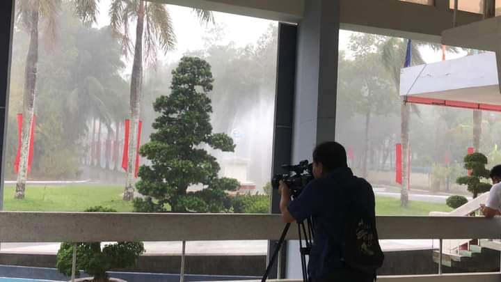 Tiền Phong Một quay phim của nhà đài đang tác nghiệp tại một sự kiện tranh thủ ghi lại khoảnh khắc cơn mưa vàng ở Tây Đô. Ảnh: N.Nam 1