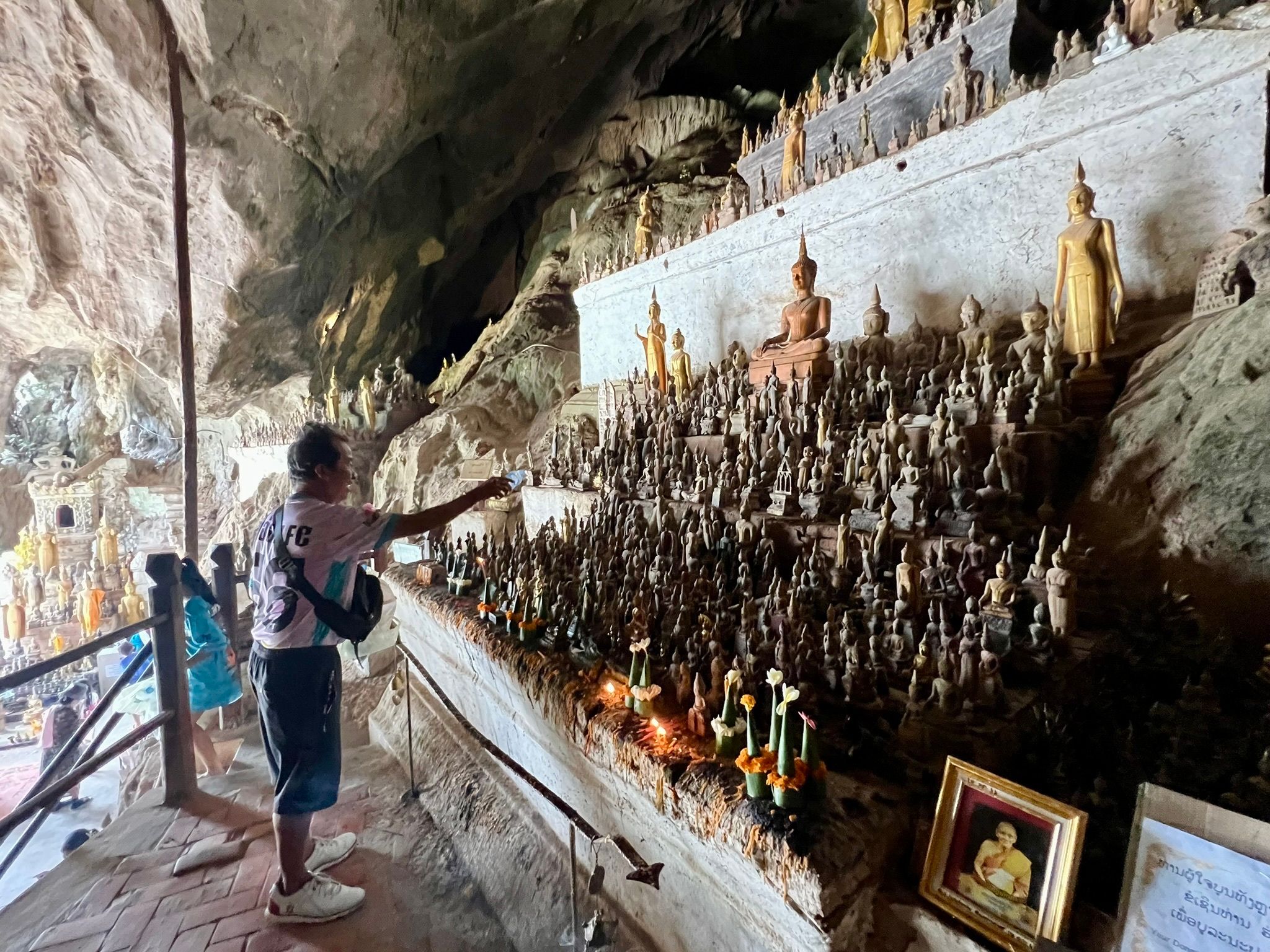 am mekong: heilige höhlen mit 6000 buddha-statuen