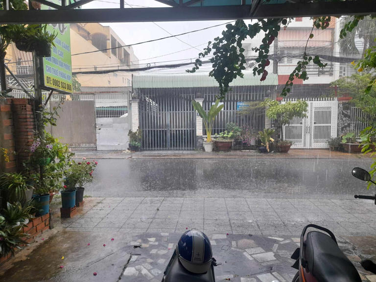 Tiền Phong Cơn mưa xuất hiện vào khoảng hơn 14h30 hôm nay (26/4). 1