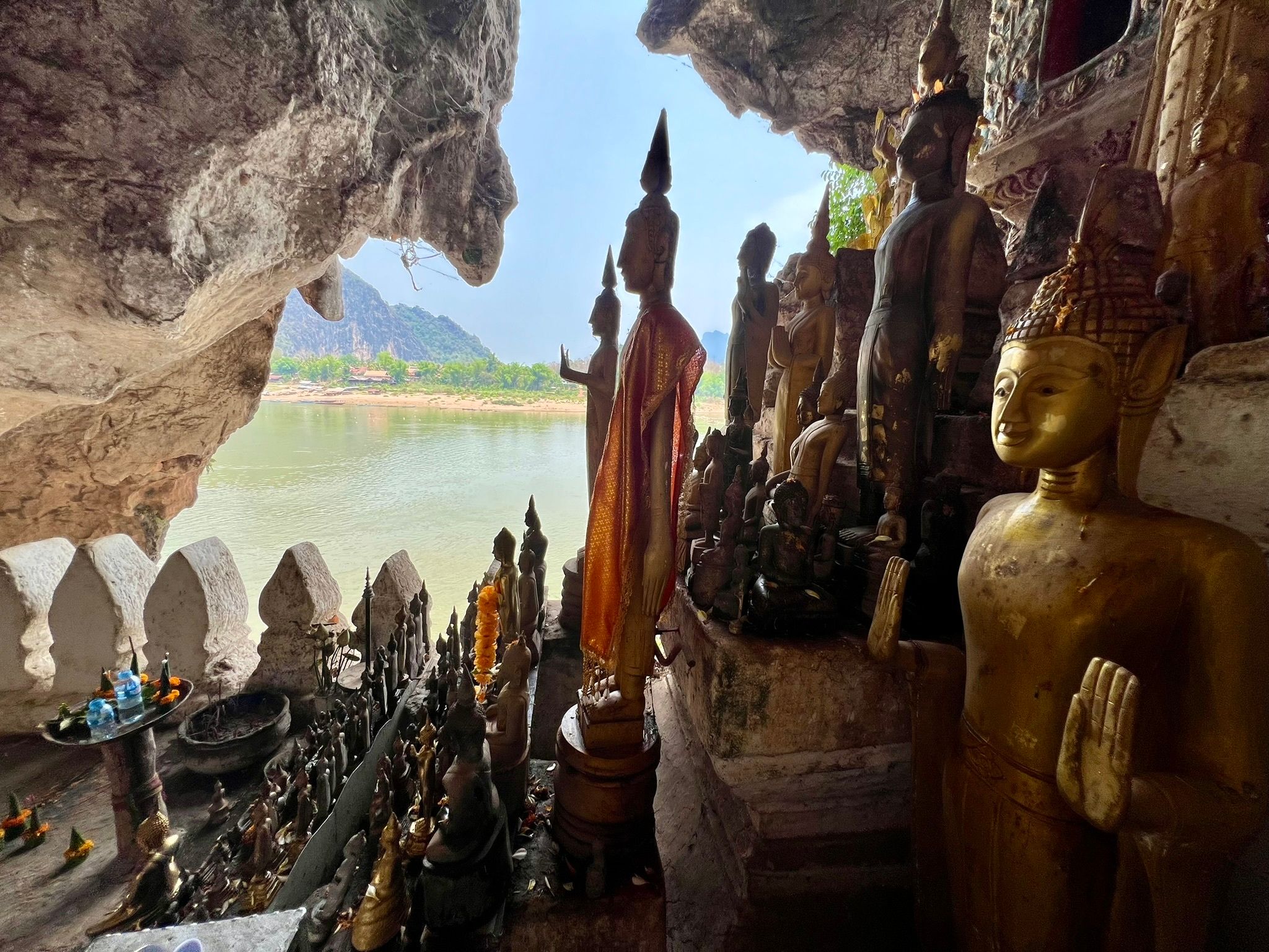 am mekong: heilige höhlen mit 6000 buddha-statuen