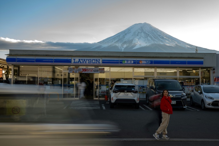 cidade japonesa bloqueará vista do monte fuji para evitar turistas problemáticos